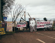 Barrikade im besetzen Dorf Lützerath mit verschiedenen Bannern für den Erhalt von Lützerath 