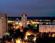 Blick zum Hochhaus Remscheider Straße 2a nachts, vom Hochhaus Varkausring 3a