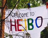 Banner auf dem in bunten Farben steht: Welcome to Heibo