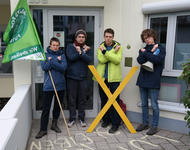 Fridays For Future Freiburg vor Büro der Grünen Bundestagsabgerdneten Chantal Kopf