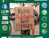 Schild auf Fahrrad: Keine Autobahn durch Freiburg. Am Rand viele Logos, u.a. von der Grünen Jugend
