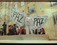 Foto in einer Ausstellung in Bogotá - Frau mit weißen Flügeln, darauf steht: Paz (Frieden)