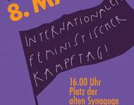 "Heraus zum 8. März" - Sticker in Violett mit dunkellila Flagge: "internationaler feministischer Kampftag!" 16 Uhr Platz der Alten Synagoge