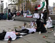 Aktion zum Gedenken der Ermordeten der Proteste im Iran - auf dem Platz der alten Synagoge in Freiburg