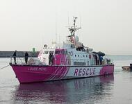 Rescue Vessel Louise Michel Burriana im Hafen - pink angemalt mit RESCUE Aufschrift und Trans* und Gayprideflagge