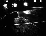 schwarzweisse Fotogarfie einer Person auf einer Straße