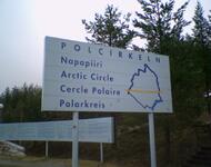 Schild in der Landschaft: Polcirkeln, Napapiiri, Arctic Circle, Cercle Polaire, Polarkreis,schweden.