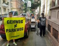 Protest von Greenpeace gegen rechtswidriges Gehwegparken in Freiburg (Scheffelstraße)