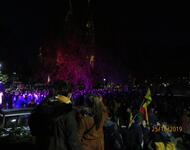 stühlinger Kirchplatz bei Nacht. Eine Menschenmenge, Fahnen und violettes Partylicht ist zu sehen. Als Datum der Aufnahme war 25.10.2019 angegeben.