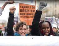 zwei Frauen beim Protest gegen EACOP in Brüssel 2022