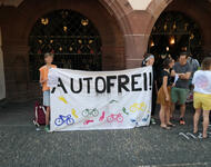 Protest für autofreie Rempartstraße mit Transparent AUTOFREI vor dem Freiburger Rathaus