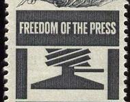 "Briefmarke U.S.Postage 4Cent: Freedom of the Press." Eine Hand mit einer Feder ist darauf zu sehen. Das Motiv sieht historisch aus