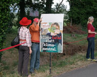 Plakat bei Menschenkette für den Erhalt des Dietenbachwaldes: Freiburg: klima - fatal statt klimaneutral