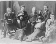 Milly Witkop (untere Reihe 1. von links), Mitgründerin der FAU-D und des Syndikalistischen Frauenbunds, und Rudolf Rocker (obere Reihe 2. von links), Mitgründer der FAU-D, mit anderen Anarchst*innen in London
