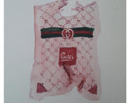 Zeichnung einer pinken Plastiktüte mit Print der Marke Gucci