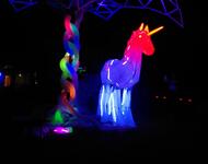 Einhorn und LED RGB Palme auf dem CCC Camp 2023 in Mildenberg bei Nacht bunt erleuchtet