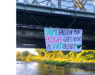 Transpi von Eisenbahnbrücke: Keien Baumfällungen für Erdgas