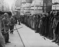 Festnahme von Zivilisten vor dem Palazzo Barberini nach dem Attentat in der Via Rasella (23. März 1944) . Die 335 festgenommenen Zivilisten wurden daraufhin in den Fosse Ardeatine in Rom ermordet.