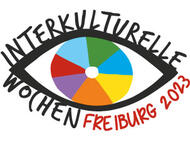 Das Logo der Interkulturellen Wochen Freiburg 2023: Ein Auge mit Pupille in Regenbogenfarben. Der Schriftzug bildet die Wimpern ums Auge