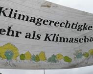 Transparent auf dem No-Border-Climate-Camp in Basel - Aufschrift: Klimagerechtigkeit - Mehr als Klimaschutz