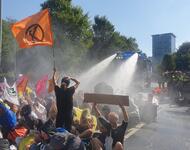 Wasserwerfereinsatz gegen Autobahnblockade in Den Haag