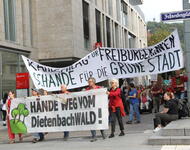 Demospitze am Fahnenergplatz - Händeweg vom Dietenbachwald & Kahlschlag für... Schande für  die Grüne Stadt