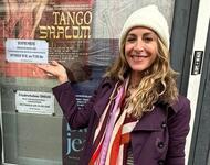 Judi Beecher vor dem Filmplakat zu Tango Shalom vor dem Freidrichsbau