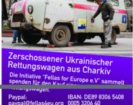 Personen um einen zerschossenen Rettungswagen  aus Charkiv