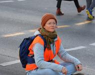 Letzte Generation-Aktivistin bei einer Straßenblockade
