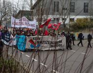 Demonstrationszug mit Fronttranspi "Kein Nazi-zentrum in Lahr"