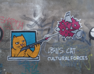 Wandgraffiti einer Katze, die aus dem Fenster mit einer Schrotflinte eine russische Schahed-Drohne abschießt..