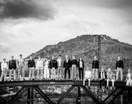 Die Sänger_innen des Jazzchor Freiburg stehen auf der Blauen Brücke in Freiburg