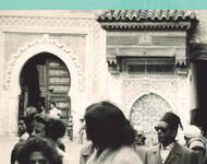 Buchcover. Menschen vor einem reich verzierten arabischen Gebäude.