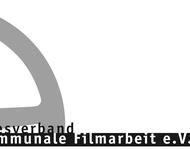 Das Logo des Bundesverband kommunale Filmarbeit e.V.: Ein Viertel einer 35mm Spule in grau. Davor der Schriftzug