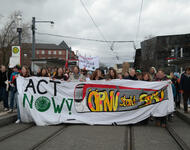 Fronttranspi am Klimastreikin Freiburg am 01.03.2024: Act Now! ÖPNV statt Stau