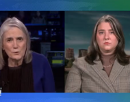 Amy Goodman und Abbey Crain im Interview: Split Screen bei Democracy Now! Amy sitzt vor Bildschirmen und Abbey vor einer Skyline