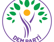 Das runde Logo von "DEM PARTI" ist violett und zeigt eine Ähnlichkeit zu einem Baum, mit grünen Blättern und einem gelben Kreis, der die Sonne symbolisieren könnte.