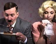 Adolf Hitler (James Foggin) und Eva Braun (Chris Meiser)