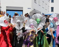 Aliens des THEATER KOMPLEX auf dem Augustinerplatz in Freiburg