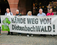Menschen halten Protest Banner: Hände Weg vom Dietenbachwald - am 15.05.2024 vor dem Freiburger Rathaus