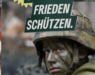 Wahlplakat mit Grünen Slogan zu Europawahl24 Werte verteidigen ... Mit Soldat*innengesicht wohl Fakemontage