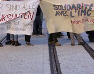 Front Transpis der Demo am 9.9.2017 mit Aufschriften "Wir sind alle Linksunten" und Solidarité Avec LÌMC