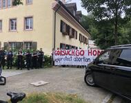 Protestierende und Polizeikräfte vor Max-Planck-Institut gegen US Richter Gorsuch
