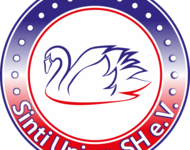 Das runde Logo Sinti Union Schleswig-Holstein e.V. mit dem Schwan in der Mitte umrandet von dem Schriftzug weiß auf rot unten und oben weiße PUnkte auf lila Grund