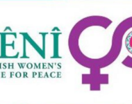 Logo von CÊNÎ - Kurdisches Frauenbüro für Frieden e.V. zeigt den Namen der Organisation und auf der rechten Seite ein geschwungenes Symbol für Weiblichkeit, in der ein Peace-Zeichen eingebunden ist.