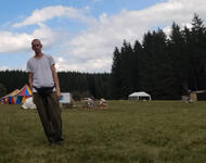 Typ auf einer Wiese