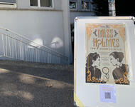 Theaterplakat vor der Spielstätte