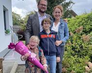 Damilie Seifried posiert für ein Foto. Hinten Jan Seifried, daneben Katharina Seifried, Mitte vorne Anton, der Sohn, und daneben die sechsjährige Alma. Sie hat eine große pinke Schultüte und freut sich sehr.