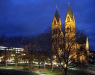Stühlinger Kirche und Herz Jesu Kirche bei Nacht