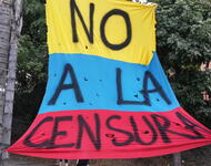 Banner mit der Aufschrift: »No a la censura« - Keine Zensur